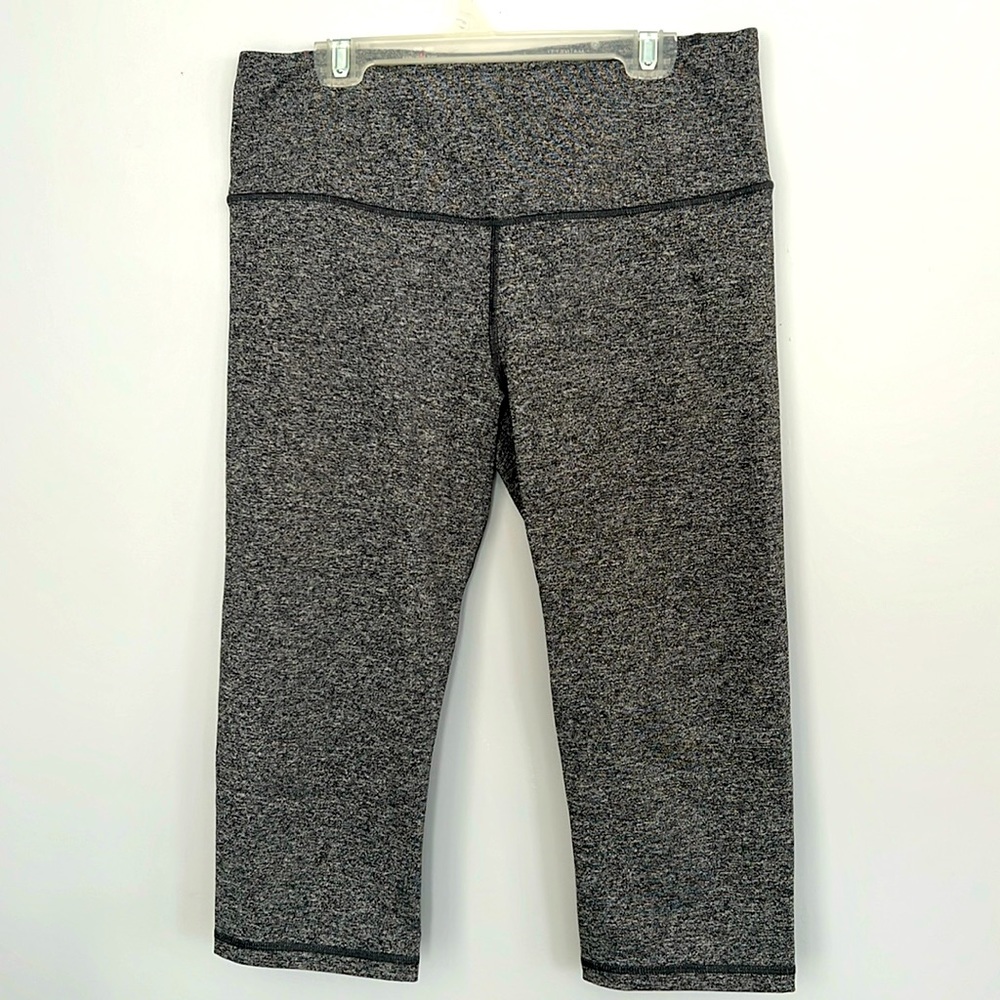 Victoria’s Secret Sport Heather Gray Knockout Cropped Leggings Size M EUC